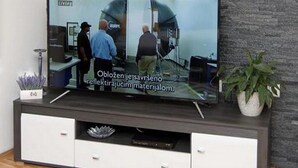 Leilighet (One Bedroom Apartment) | Oppholdsrom | En 25-tommers Flatskjerm-TV med Parabol-TV samt TV