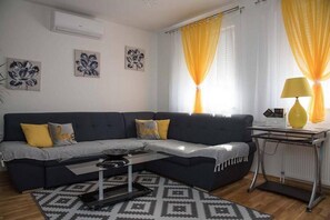 Leilighet (One Bedroom Apartment) | Oppholdsrom | En 25-tommers Flatskjerm-TV med Parabol-TV samt TV