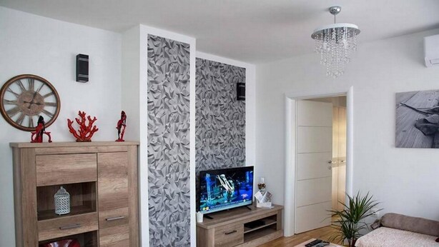 Leilighet (One Bedroom Apartment with Terrace) | Oppholdsrom | En 25-tommers Flatskjerm-TV med Parabol-TV samt TV
