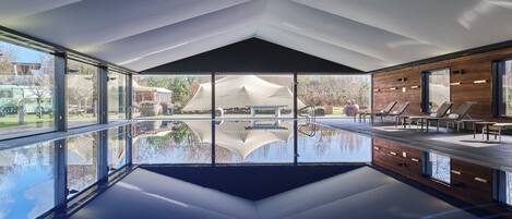 Una piscina cubierta, una piscina al aire libre