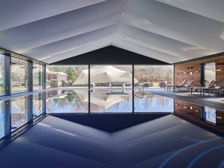 Una piscina techada, una piscina al aire libre