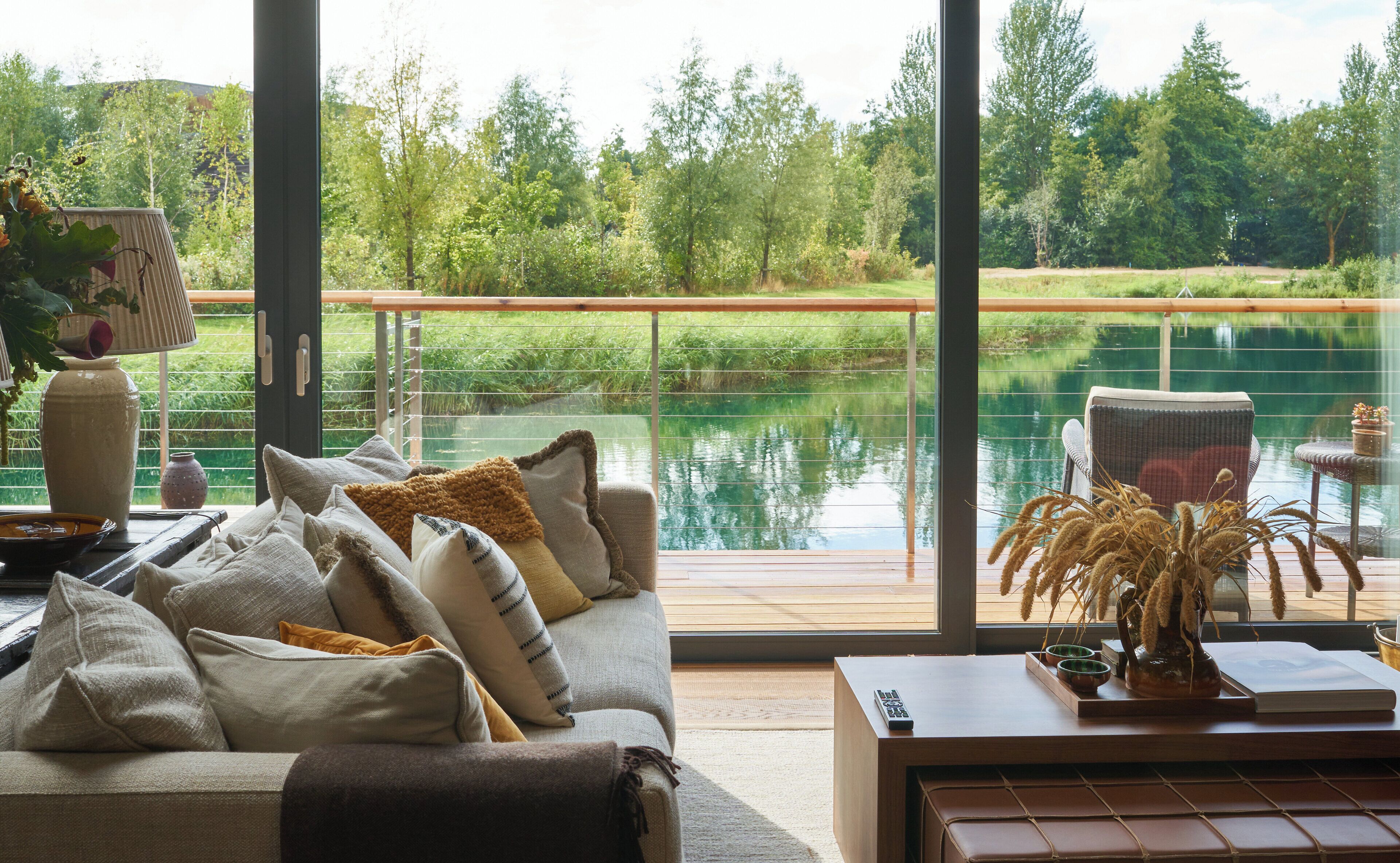 キャビン 2 ベッドルーム レイクサイド | リビング エリア | 40 インチのスマートテレビ (デジタル放送視聴可)、Netflix、ストリーミングサービス