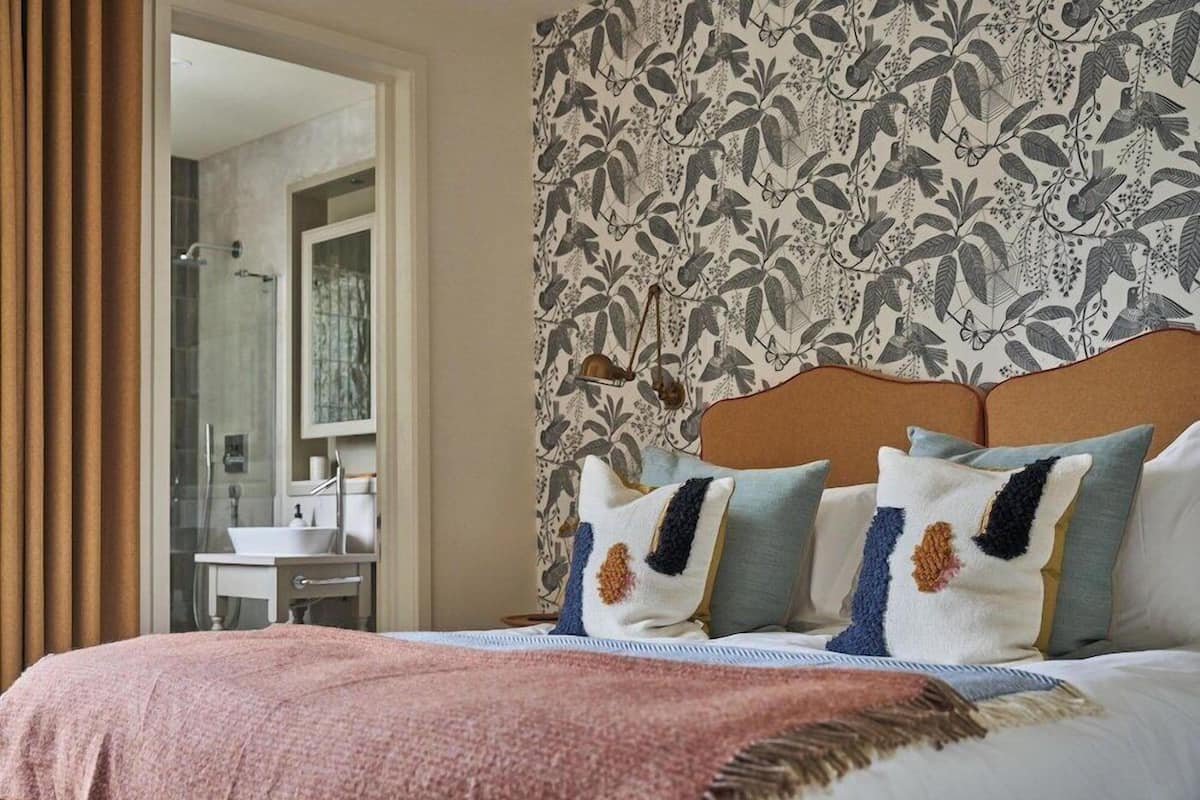 Hypo-allergenic bedding, iron/ironing board, free WiFi, bed sheets