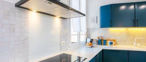 Fridge, oven, dishwasher, coffee/tea maker