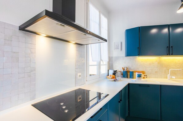 Fridge, oven, dishwasher, coffee/tea maker