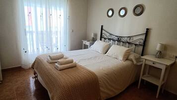 5 slaapkamers, een bureau, een strijkplank/strijkijzer, reisbedje