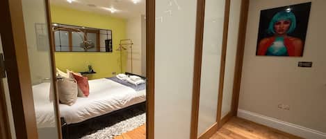 2 Schlafzimmer, Schreibtisch, Bügeleisen/Bügelbrett, Reisekinderbett