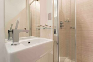 Dusche, Haartrockner, Bidet, Handtücher