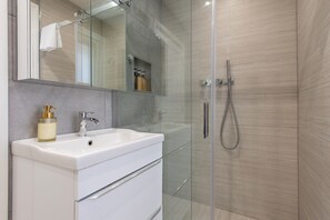 Shower, hair dryer, bidet, towels