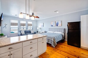 1 bedroom, free WiFi, bed sheets - Unit 043 - Fish Camp 015 - Pool - Community Boat Ramp - Cute as can be! (Dauphin Island)