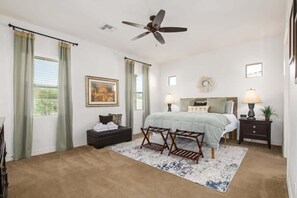 4 chambres, bureau, fer et planche à repasser, lit de bébé portatif