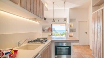 Frigorifero, forno, lavastoviglie, seggiolone