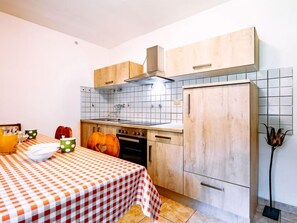 Fridge, oven, cookware/dishes/utensils, dining tables