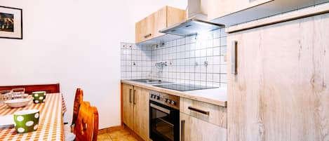 Réfrigérateur, four, batterie de cuisine, vaisselle et ustensiles
