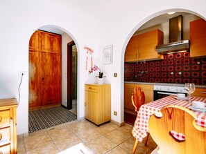 Fridge, oven, cookware/dishes/utensils, dining tables