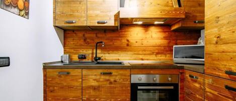 Kühlschrank, Mikrowelle, Ofen, Geschirrspüler