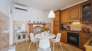 KĂŒhlschrank, Mikrowelle, Ofen, GeschirrspĂŒler