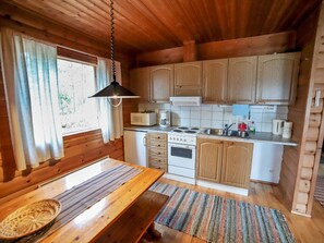 Jääkaappi, mikroaaltouuni, keittoastiat/astiat/ruokailuvälineet