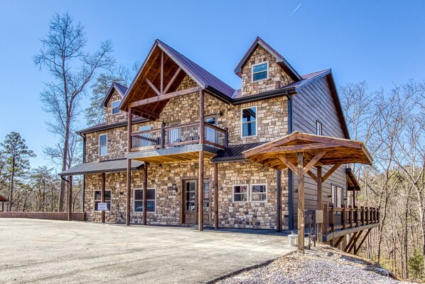 Exterior - HIBERNATION STATION - 12 Bedrooms with a pool! (Sevierville)