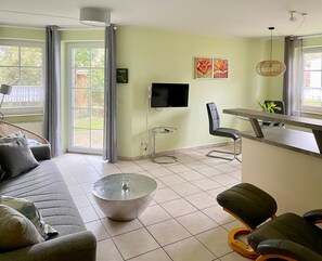 TV - Cozy apartment for 2 pers. + small child, pet, WLAN, near dog beach, parking lot (Prerow)