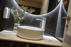 Shower, hair dryer, towels, toilet paper - Neobeds B - Modern and elegant 1BR Apt near Old Town and Turia park (València)