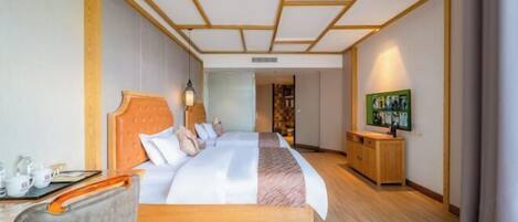 Habitación de hotel con cama, mesita de noche, lámpara y vista al pasillo.