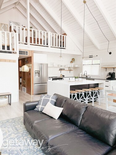 White Mtns Cabin | Balcony | Fireplace | Grill