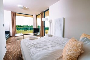 Deluxe Suite | Hypo-allergenic bedding, desk, laptop workspace, soundproofing - K-Triumf resort (Velichovky)