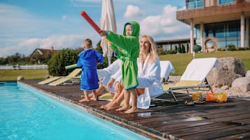 Sesongbasert utendørsbasseng og solsenger