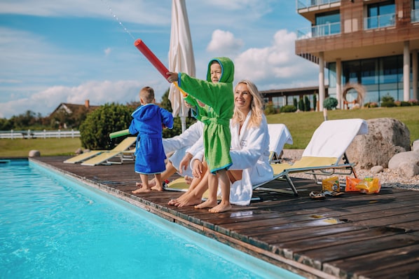 Seasonal outdoor pool, pool loungers