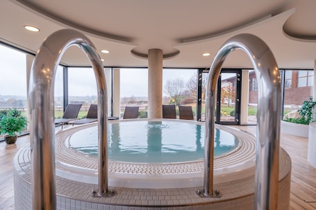 Indoor spa tub