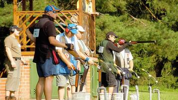 Un stand de tir avec des participants et des instructeurs.