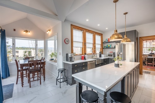 Tobias Place Off Main | 9 Bed, 4 Bath