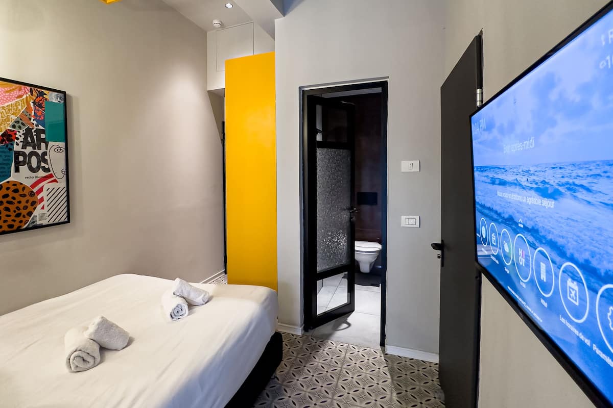 Design Double Room, Patio | Minibar, individually decorated, individually furnished, desk