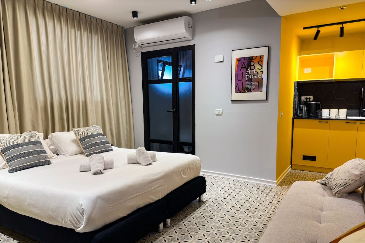 Luxury Studio Suite | Minibar, individually decorated, individually furnished, desk