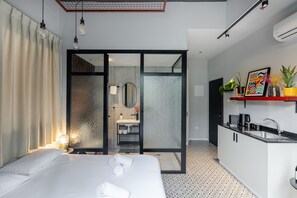 Deluxe Double Room | Living area - Levinski Market Hotel (Tel Aviv)