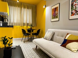 Suíte estúdio superluxo | Área de estar | TV 32 polegadas com canais digitais