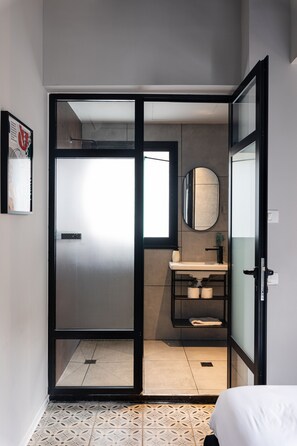 Superior Double Room | Bathroom - Levinski Market Hotel (Tel Aviv)