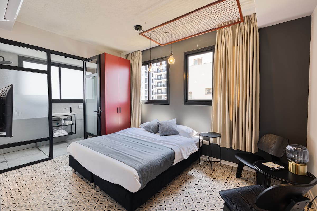 Superior Double Room | Minibar, individually decorated, individually furnished, desk