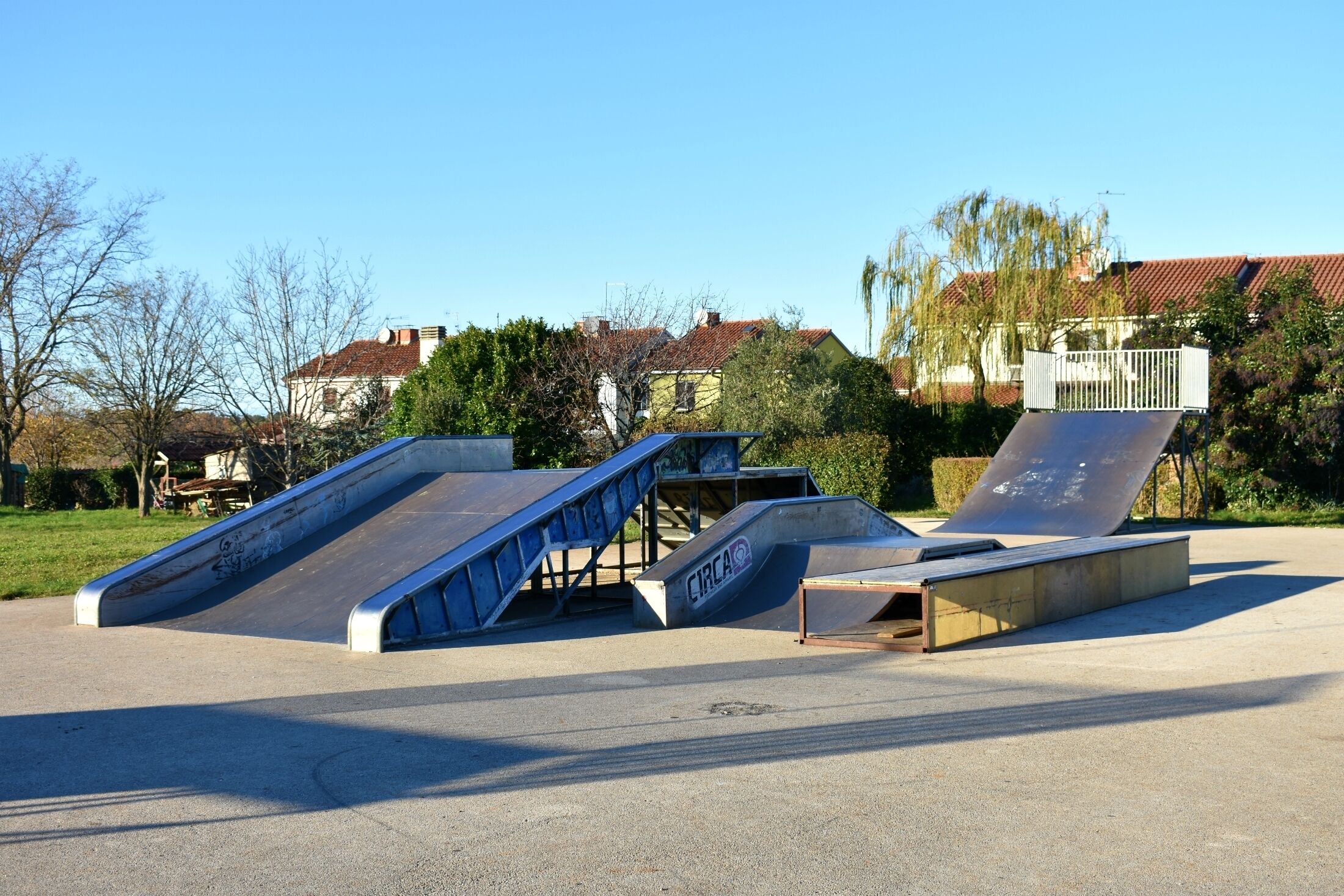 Ein Skatepark mit Rampen und einer Metallkonstruktion.