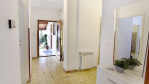 A hallway with a radiator, a potted plant, and a mirror. - Apartment Elizabeta for couples near the sea and the center Umag (Umag)