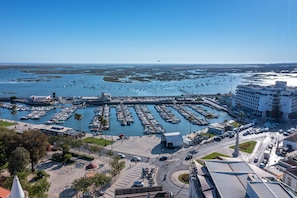 A marina with boats, a parking area, and buildings with a clear view of the water. - Privilege Apartment Casa Mãe · Spacious Luxury 3-Bedroom in Central Faro (Faro)