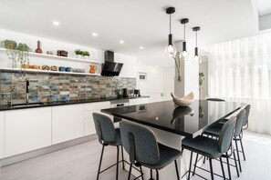Fridge, microwave, oven, stovetop - Privilege Apartment Casa Mãe (Faro)