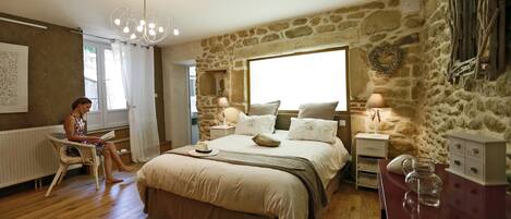 2 chambres, fer et planche à repasser, lit de bébé portatif