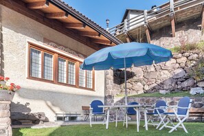 Outdoor dining - Holiday Apartment "Villa Soldanella" with Mountain View, Garden & Wi-Fi (Ortisei)