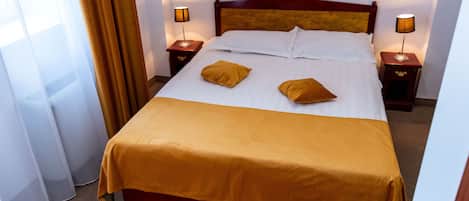 Habitación clásica doble | Escritorio, wifi gratis, ropa de cama