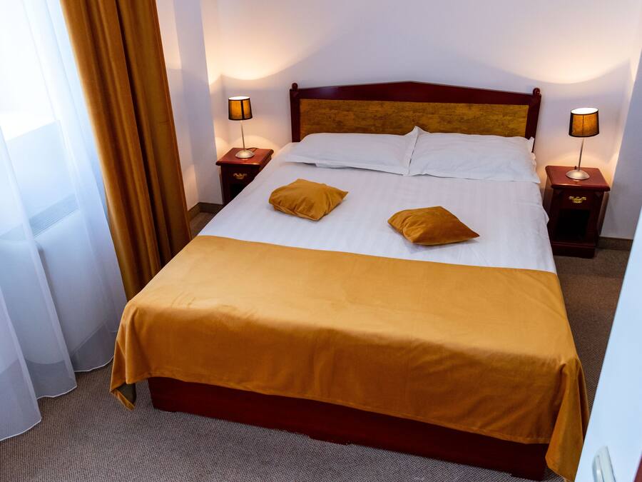 Escritorio, wifi gratis y ropa de cama