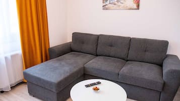 Escritorio, wifi gratis y ropa de cama