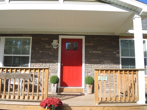 Bateman Cottage - New construction, under 10 min to Dreams Park, game room