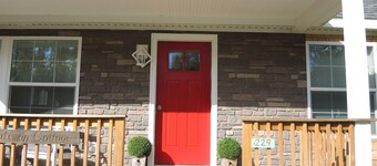 Bateman Cottage - New construction, under 10 min to Dreams Park, game room